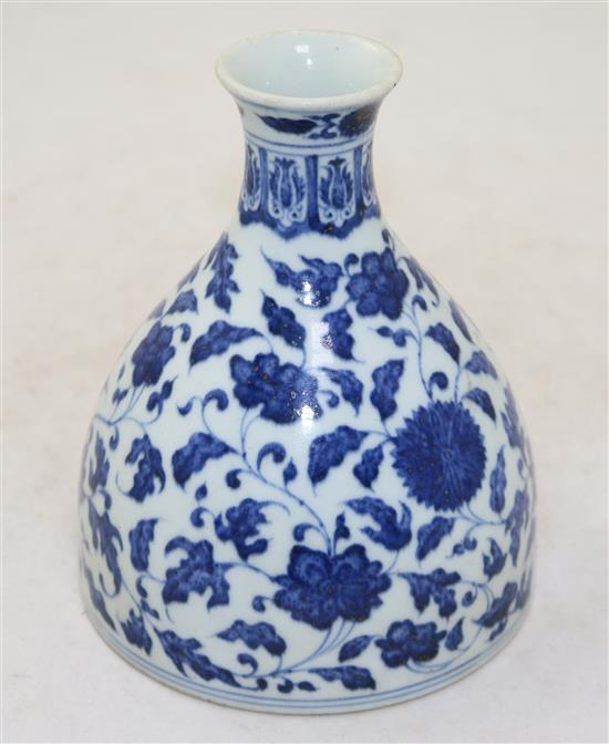 A Chinese blue and white beehive shaped bottle vase, 16.5cm